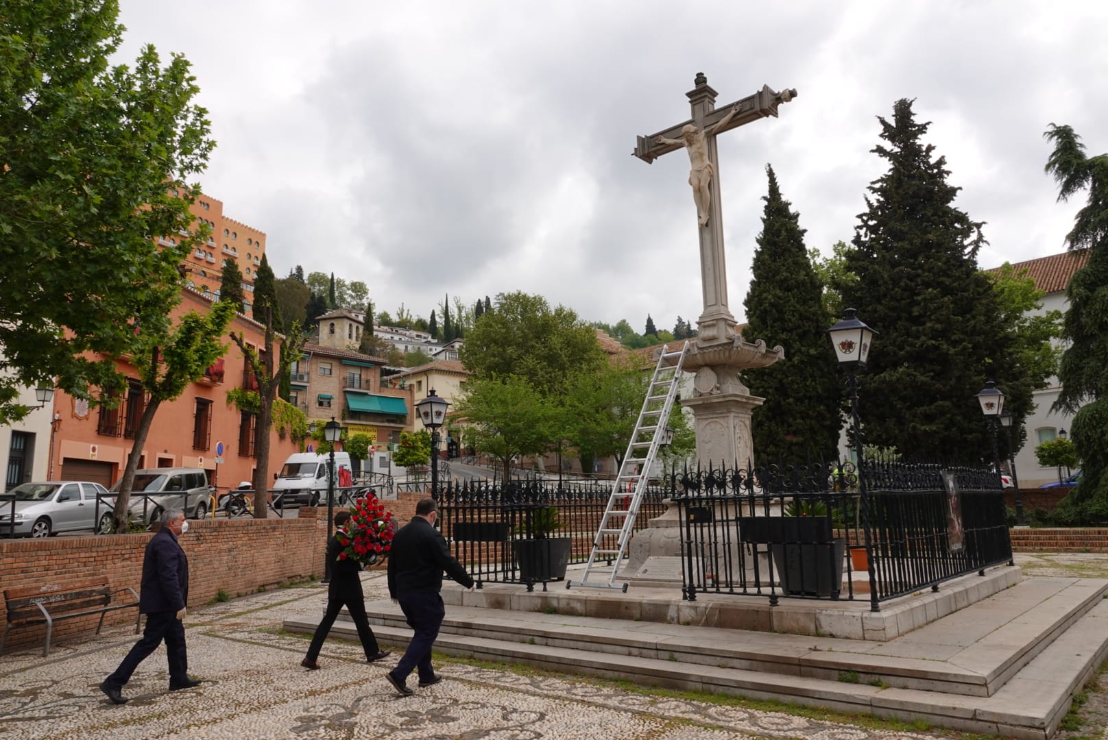 Granada mantiene su ofrenda floral en el Campo del Príncipe