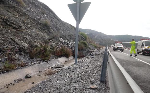 El desprendimiento en la A-7 en Castell de Ferro obliga a vaciar los depósitos de agua de regadío