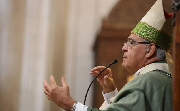 La suspensión de los oficios en la Catedral desata una polémica institucional