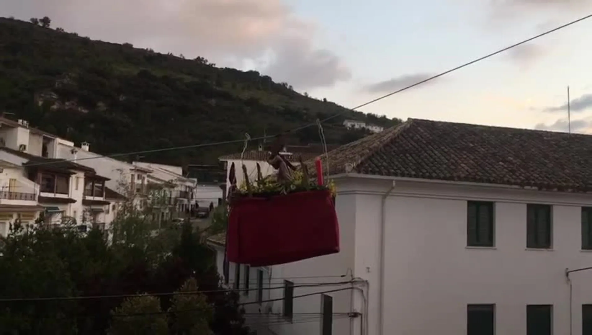 Montefrío celebra una 'procesión aérea' de Nuestro Padre Jesús Nazareno por los balcones