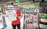 Trinidad Mesa, con IDEAL en el supermercado de la plaza de la Ilusión./PEPE MARÍN