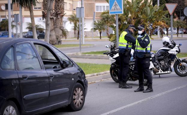 Tres jóvenes se saltan el confinamiento en Motril para capturar jilgueros