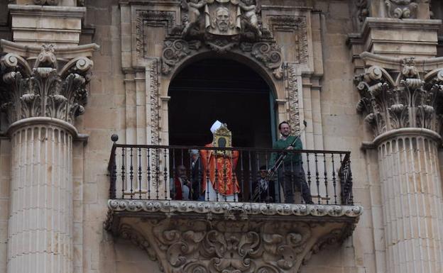 El Santo Rostro no faltó a su cita y bendijo a los jienenses desde los balcones de la Catedral