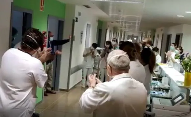 El sentido aplauso a un doctor de Granada tras recibir el alta por coronavirus