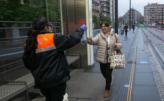 Granada se abrocha la mascarilla para evitar contagios en la vuelta parcial al trabajo