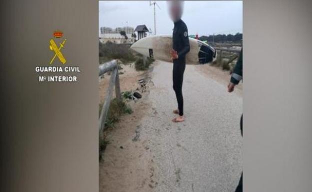 Sorprenden a un surfista que creía «que hacer deporte en el mar» estaba permitido