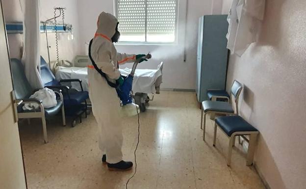 La UME trabaja este martes en desinfectar cinco residencias de mayores de Almería y provincia