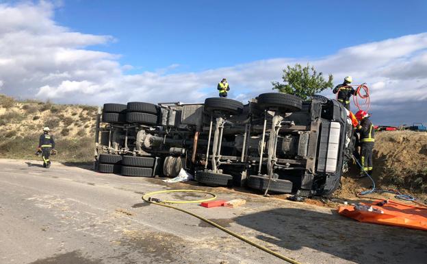 El vuelco de un camión deja sin tráfico tres horas la carretera A-338 en la Malahá
