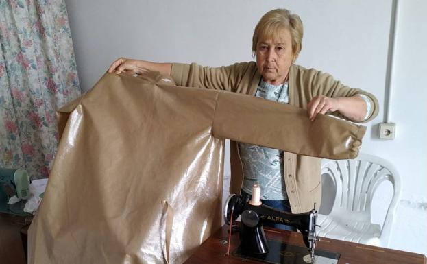 Voluntarios harán 3.000 batas a la semana para los hospitales de Almería