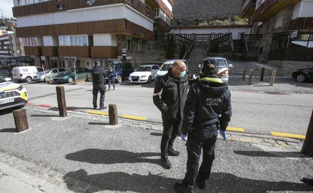 La Policía Local cuenta un centenar de coches de fuera en Pradollano