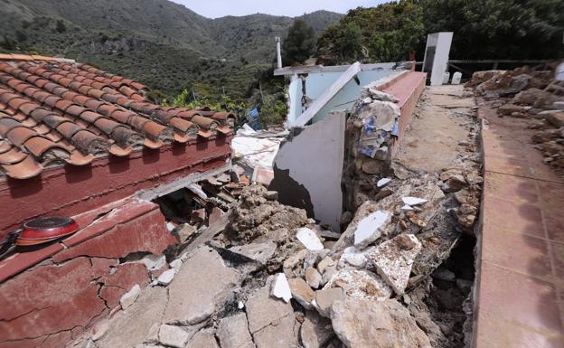 Los afectados por el movimiento de la falla en Almuñécar: «Los cortijos llevaban en la familia 200 años y en un día la tierra los ha tirado»