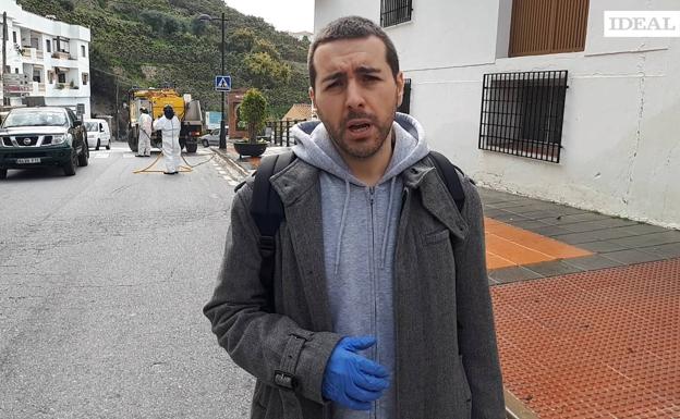 El periodista de IDEAL Sergio G. Hueso acompaña a un retén del Infoca que desinfecta zonas rurales de Granada