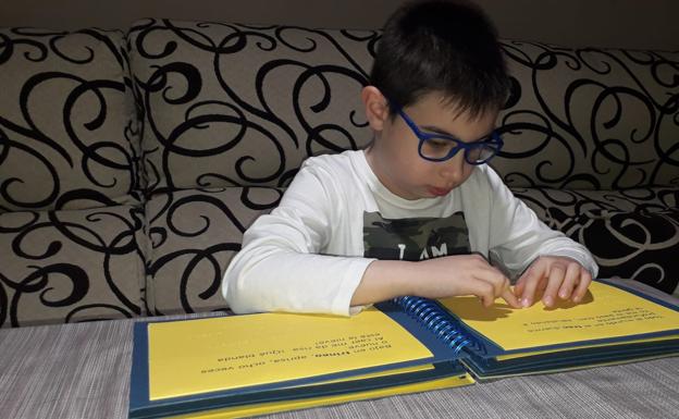 Los maestros de la ONCE se reinventan para seguir con la formación de los menores ciegos