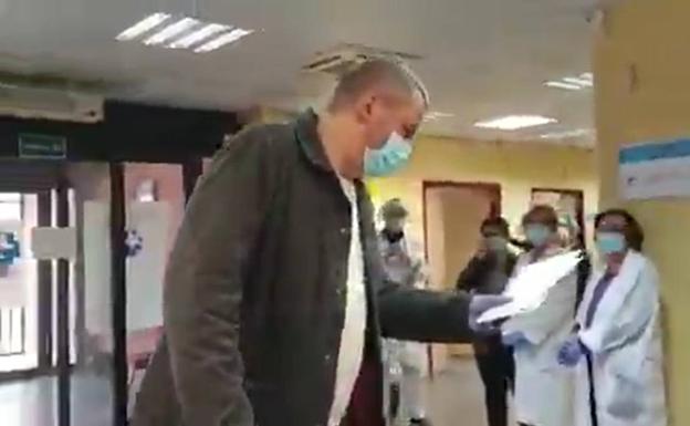 El emotivo homenaje a un taxista que lleva gratis a los pacientes