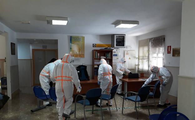 El Infoca se despliega en 27 municipios en sus tareas de desinfección contra el Covid-19