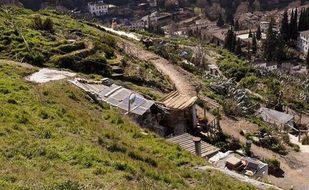Aparecen huesos humanos en el techo de una cueva del Sacromonte