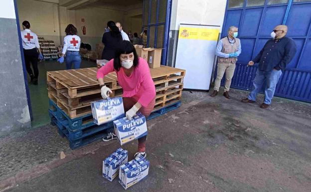 El Gobierno reparte casi 9.700 kilos de alimentos a 95 familias del Cerro San Cristóbal desfavorecidas