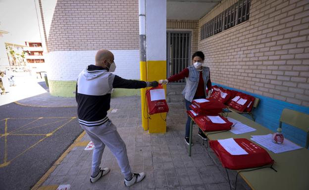 Salobreña reparte los libros en los centros educativos