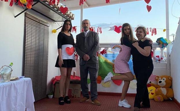 La familia granadina que recrea 'First Dates', el programa de Juan y Medio o el 'Bienvenidos' de Miguel Ríos