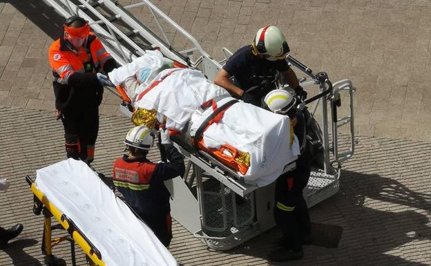 Los Bomberos de Motril rescatan a una mujer que se había caído y estaba sola en casa