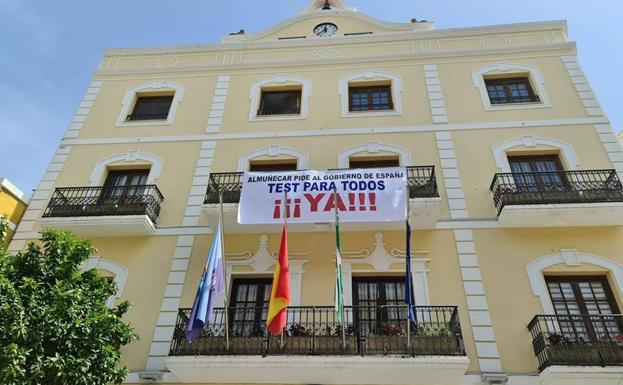 Almuñécar cuelga una pancarta en el Ayuntamiento para exigir test masivos al Gobierno central