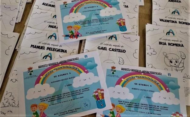 Los niños de Alpujarra de la Sierra reciben un diploma por estar confinados y un cuento en el Día del Libro