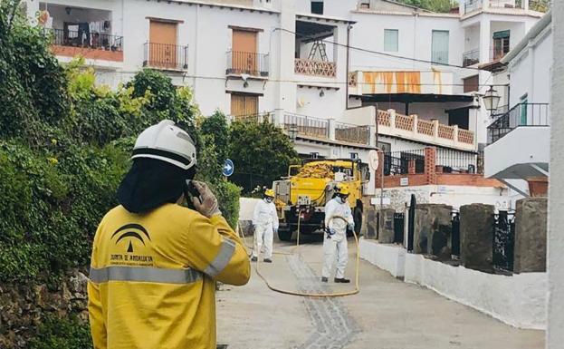 El Operativo Infoca lleva a cabo cerca de 130 intervenciones de desinfección en 38 municipios de Granada