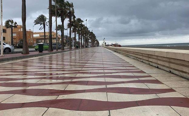 Almería abre las playas y hará peatonales algunas calles para que los niños puedan pasear y jugar