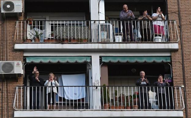 Moreno insta a los andaluces a rendir un homenaje a los fallecidos por Covid-19 esta tarde con tres minutos de silencio antes de los aplausos de las ocho