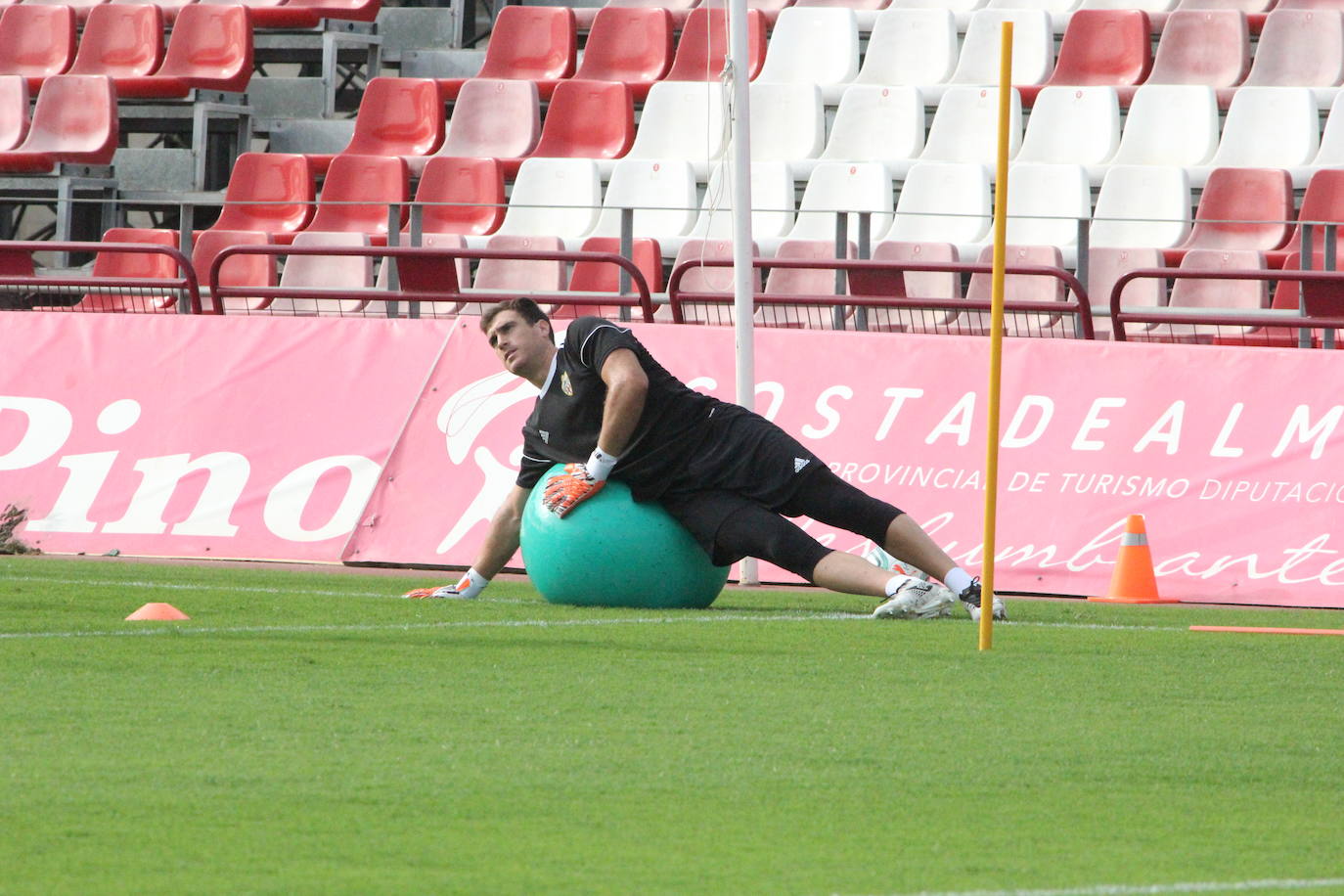 Fernando prolonga su vinculación con la UD Almería hasta 2022
