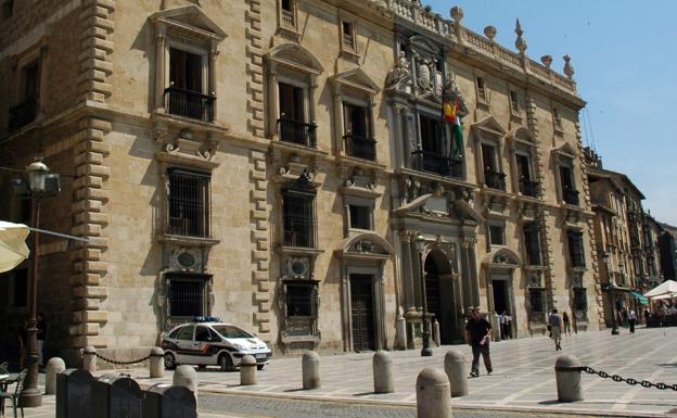 Rebajan la pena a dos condenados por asaltar un salón de juegos de La Cañada, en Almería
