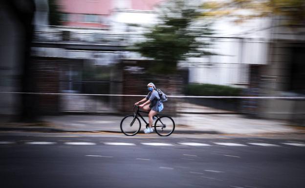 El Gobierno propone a los municipios dejar el carril derecho en las avenidas para la bicicleta