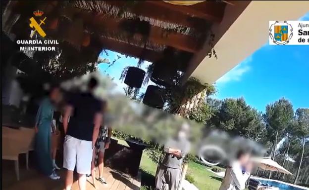 Fiesta con catering y DJ en Ibiza en plena cuarantena