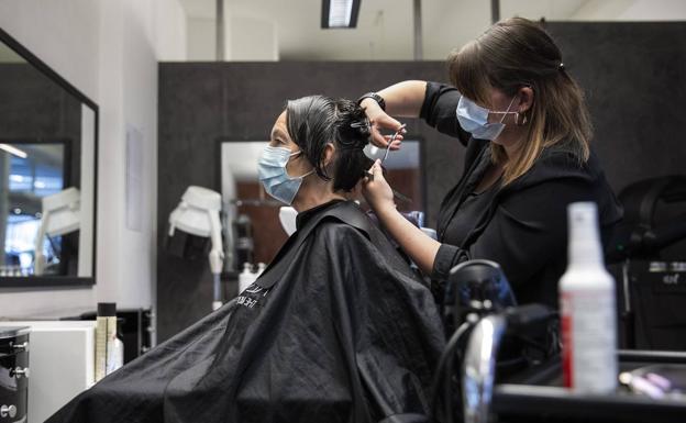 Incertidumbre en las peluquerías de Granada, que ven «precipitada» la reapertura el lunes