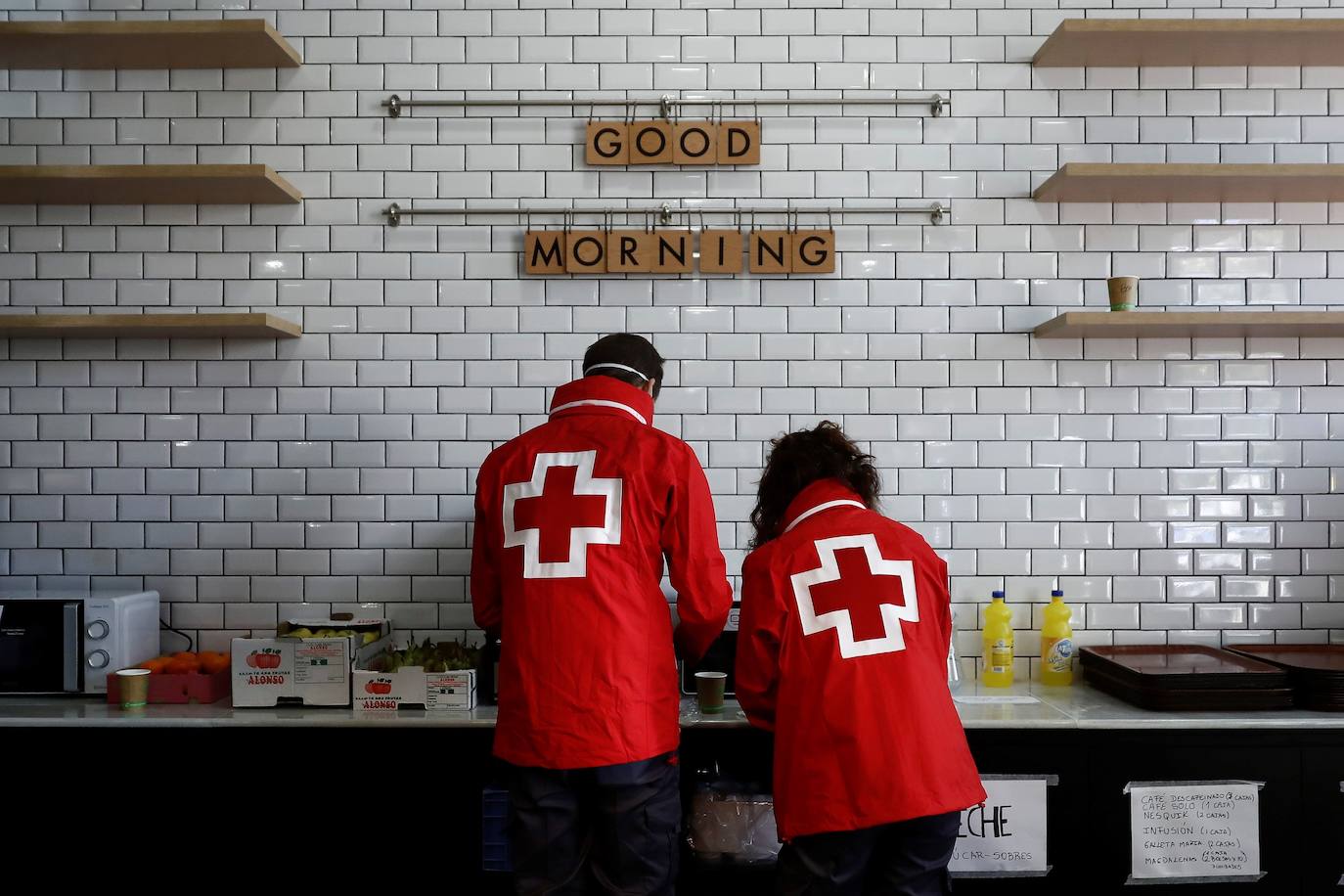 Cruz Roja atiende a familias necesitadas en asentamientos chabolistas de Granada