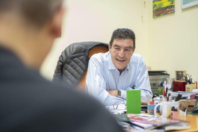 «Seguiré confinado: si no me levanto a las seis 'pa' trabajar, menos 'pa' andar; y las ocho de la tarde es 'pa' ir al bar, pero están cerrados»