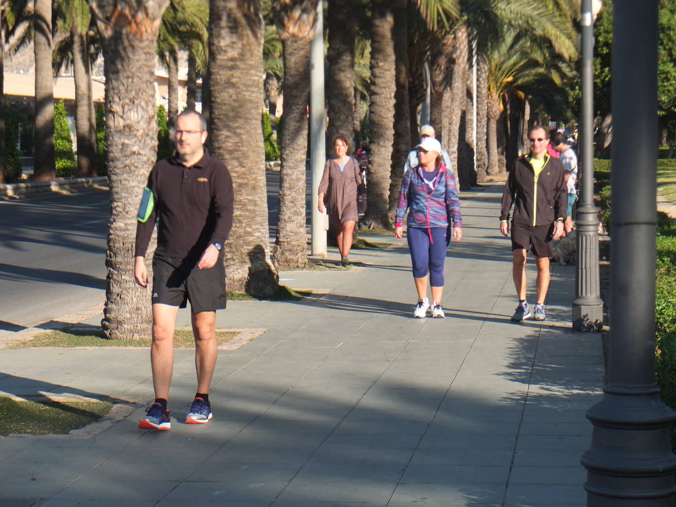 Almería se llena de gente paseando en el primer día de deporte en la calle