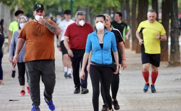 Multitudinaria salida de los granadinos por la tarde en el primer día de desescalada