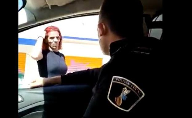 Detenido un policía local por un delito de odio tras insultar a una transexual