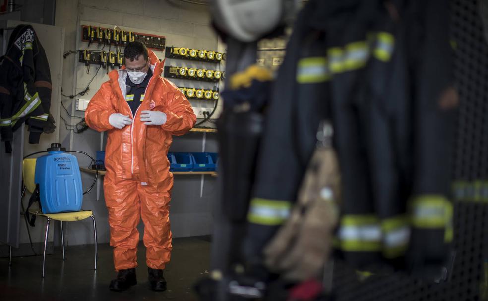 La dura lucha de los Bomberos contra un fuego invisible