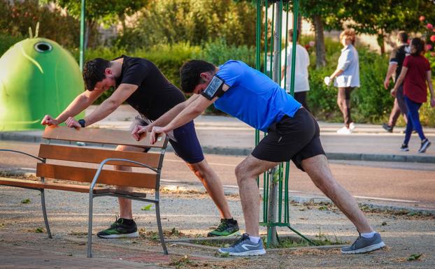 Granada recuerda que sigue estando prohibido sentarse o usar los bancos