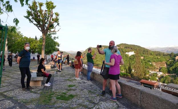 Granada reforzará la vigilancia de los miradores para evitar aglomeraciones en la desescalada