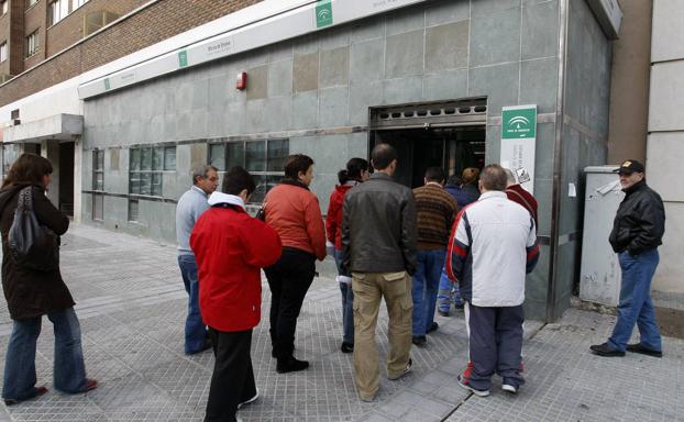 Almería sufre otra fuerte subida del paro en abril con 4.637 desempleados más