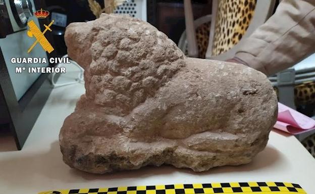 Recuperan un león de piedra y un friso de hace 2.000 años con los que el traficaban ilegalmente en Granada