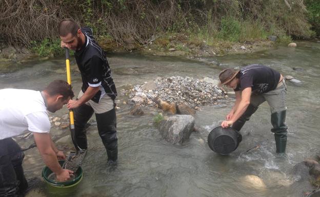 «Buscando oro en los ríos de Granada no te haces rico; se hace por pasión»