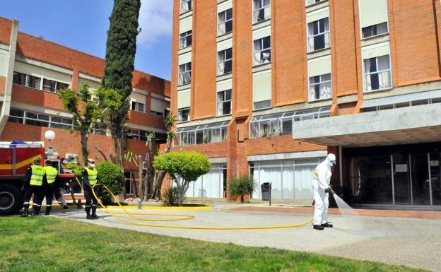 Pésames y duras críticas tras la muerte del tercer sanitario en Jaén: «Es mucho el dolor y la impotencia»