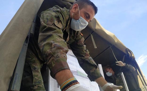 La Legión apoya al Banco de Alimentos de Almería, cuyos voluntarios son población de riesgo por edad