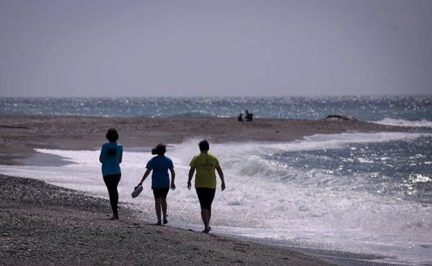 La Costa se activa para abrir sus playas el día 25, aunque Salobreña lo ve precipitado