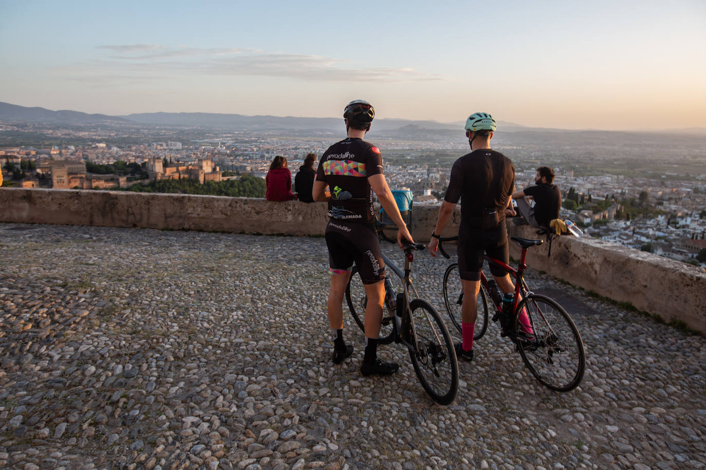 Ocho de la tarde, hora punta de reuniones en el Albaicín