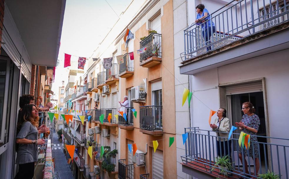 El penúltimo 'Resistiré' de los balcones de Granada